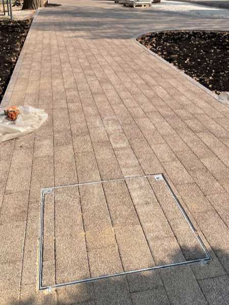 Подрезка прилегающей плитки под выступы внешних петель люка